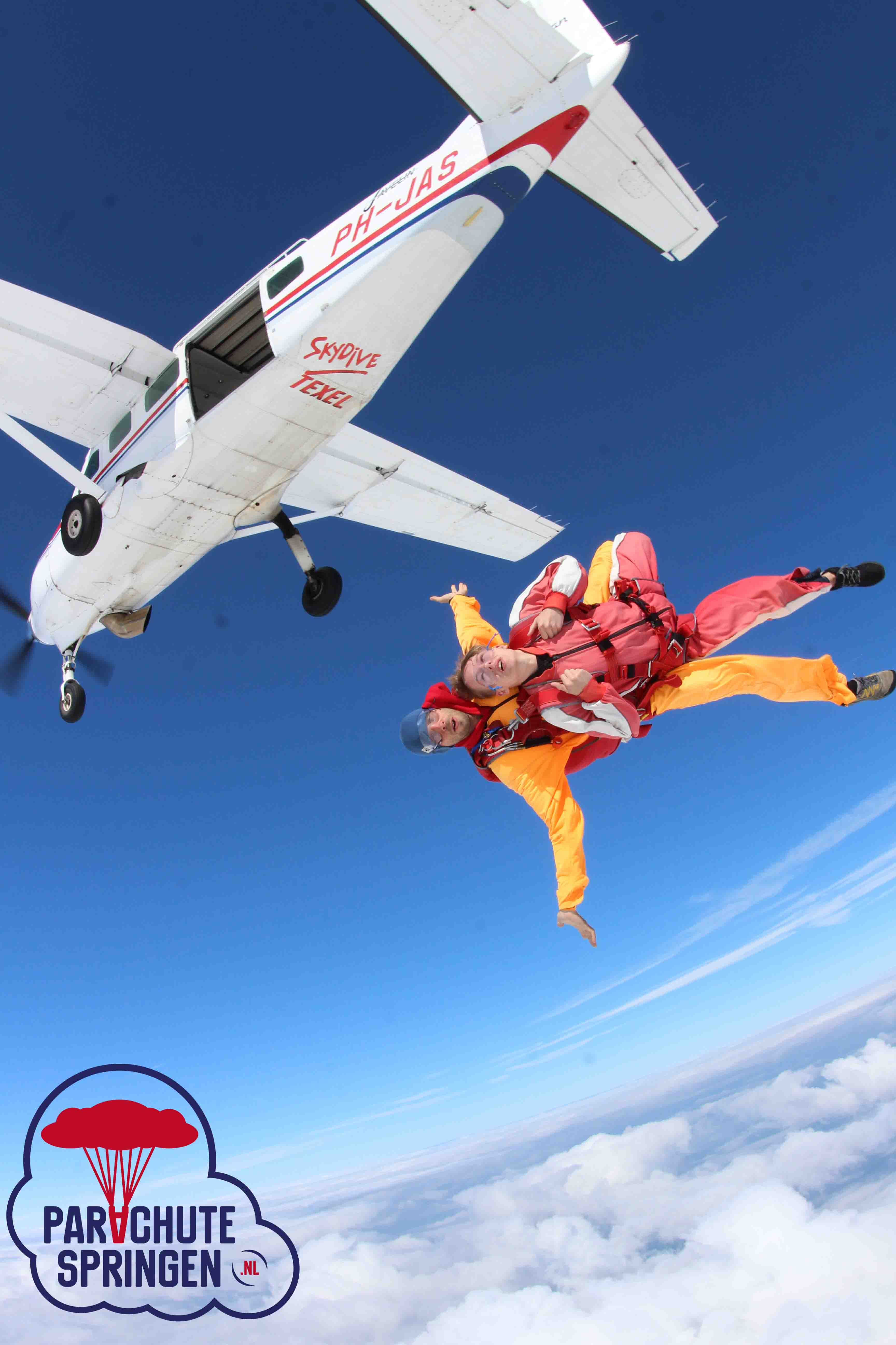 Parachutespringen vanaf welke leeftijd is een belangrijke vraag!